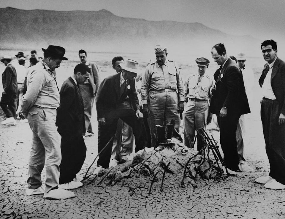 Robert Oppenheimer et le général Leslie Groves, au centre, examinent les débris tordus, tout ce qui reste d’une tour de 100 pieds après le test « Trinity ». <a href="https://www.gettyimages.com/detail/news-photo/robert-oppenheimer-and-general-leslie-groves-examine-the-news-photo/615305238?adppopup=true" rel="nofollow noopener" target="_blank" data-ylk="slk:Corbis Historical via Getty Images;elm:context_link;itc:0;sec:content-canvas" class="link ">Corbis Historical via Getty Images</a>