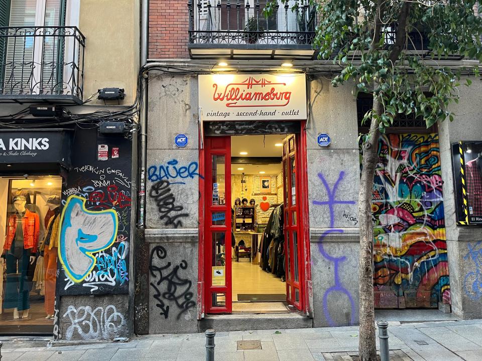 Storefront with a sign that says "Williamsburg."