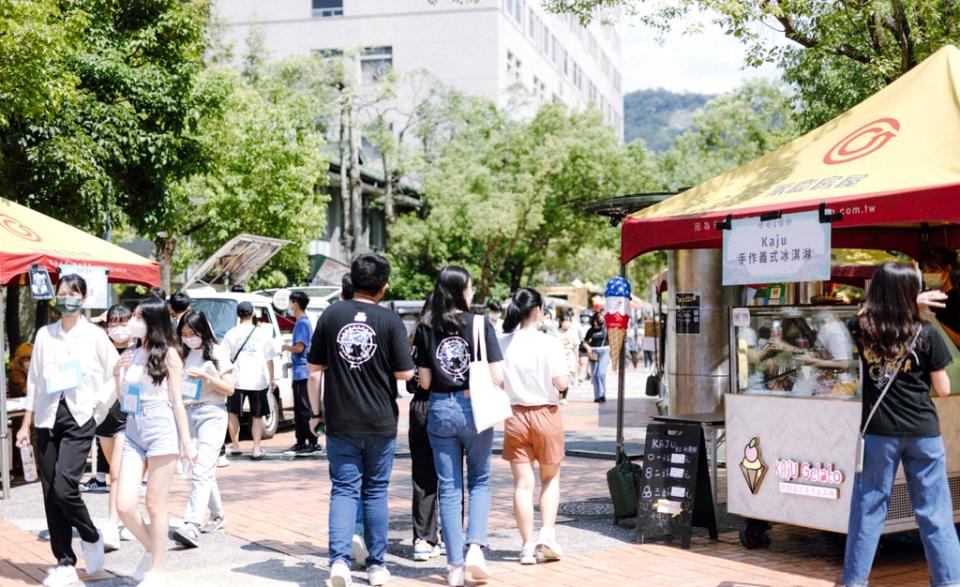 「在地好鄰居」永慶房屋熱情響應政大音樂節市集，贊助帳篷助活動圓滿順利。圖片來源 政大音樂節籌備團隊（永慶房產集團提供）