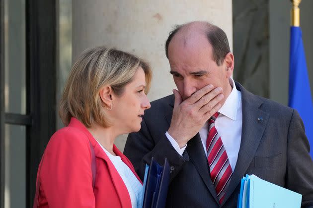 Le Premier ministre Jean Castex et la ministre de la Transition écologique Barbara Pompili photographiés à la sortie du Conseil des ministres à l'Élysée mercredi 11 mai (illustration) (Photo: via Associated Press)