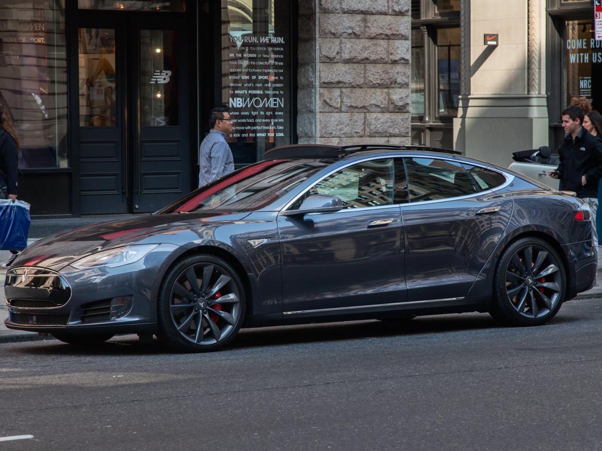 Tesla Model S P90D 43