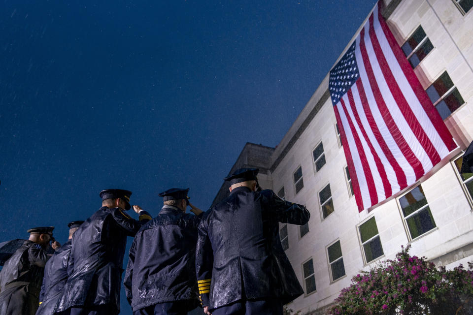 Varios oficiales participan en la ceremonia conmemorativa por los ataques terroristas del 11 de septiembre de 2001, el domingo 11 de septiembre de 2022, en el Pentágono, en Washington. (AP Foto/Andrew Harnik)