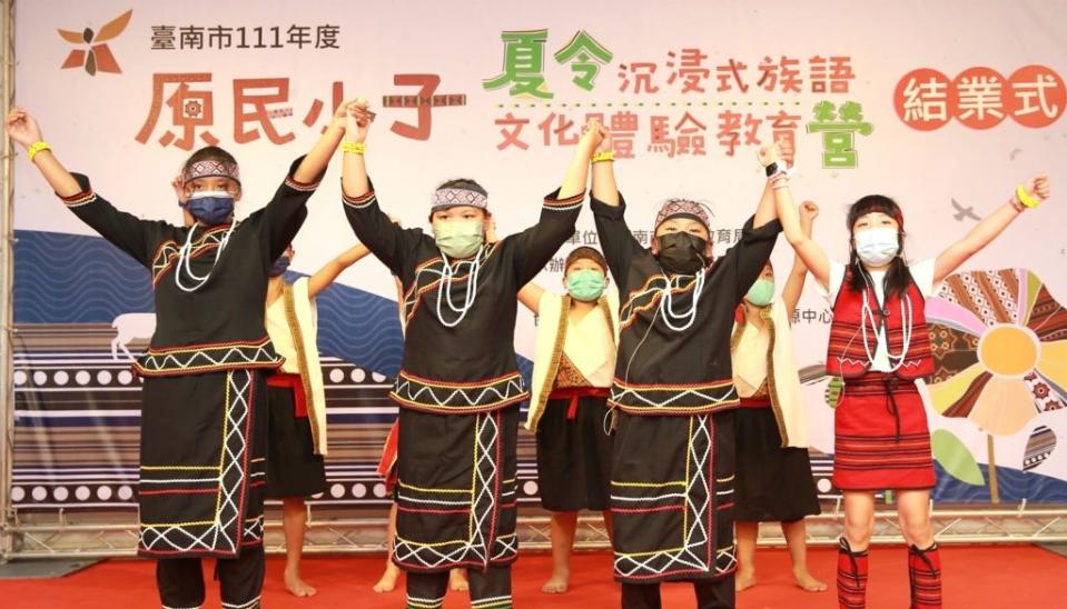 台南市原民小子夏令營日在永康國中舉辦結業式，由不同原住民族學生進行歌謠、舞蹈演出，展現學習成果，傳承文化。（記者汪惠松攝）