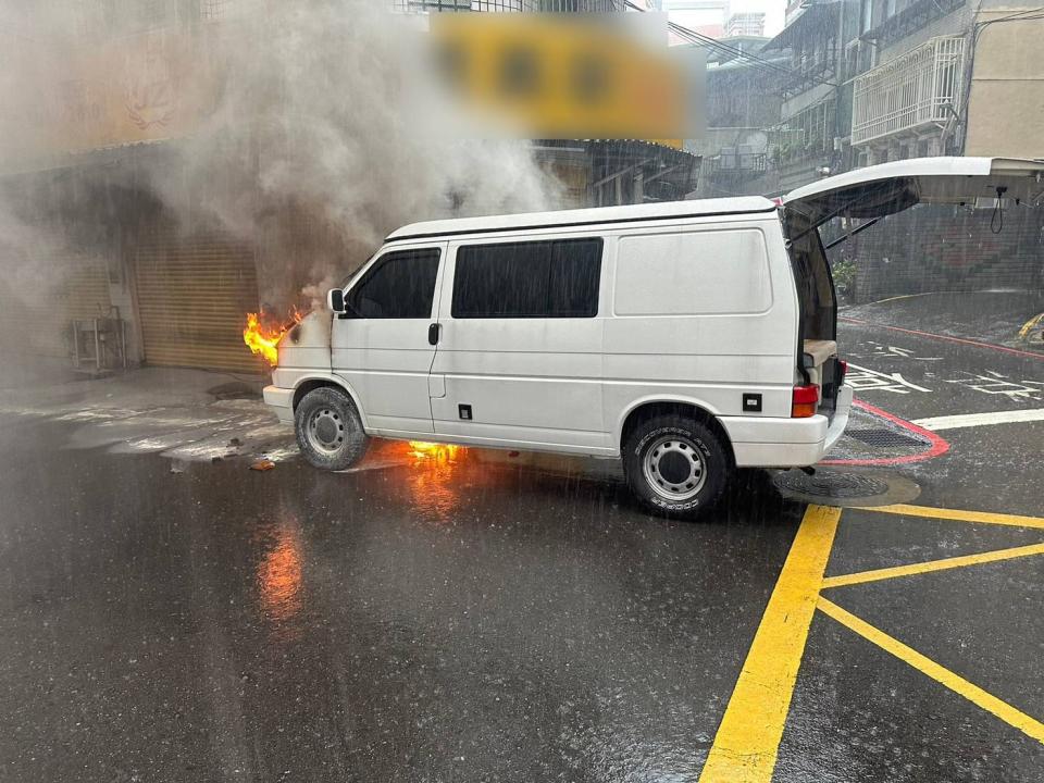 藝人鳳小岳駕駛休旅車行經新北市蘆洲區，車突然起火。民眾提供