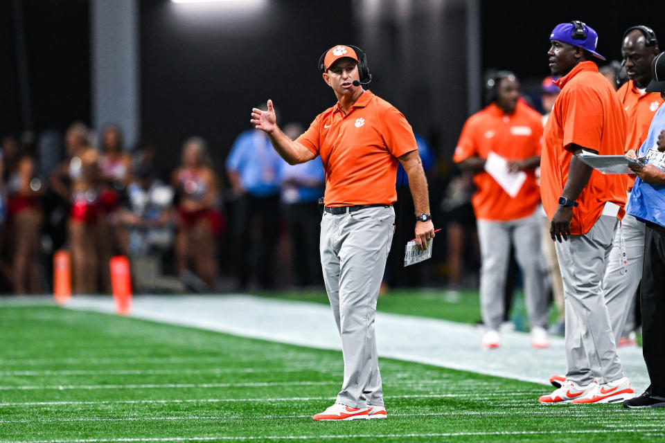 ATLANTA, GA 31 AUGUSTUS: Clemson-hoofdcoach Dabo Swinney reageert tijdens de Aflac Kickoff-wedstrijd tussen de Clemson Tigers en de Georgia Bulldogs op 31 augustus 2024 in het Mercedes-Benz Stadion in Atlanta, GA. (Foto door Rich von Biberstein/Icon Sportswire via Getty Images)