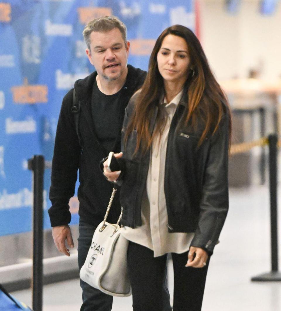 Matt Damon y Luciana Barroso en el aeropuerto JFK en la ciudad de Nueva York. El actor estadounidense vestía una remera negra, pantalones a tono y zapatillas Adidas. Luciana llevaba un bolso Chanel y también vestía un outfit informal