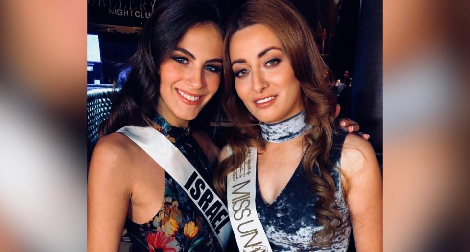 Miss Israel junto a Miss Irak