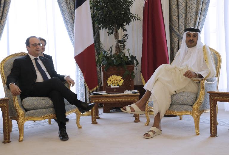 French President Francois Hollande (L) meets with Qatar's Emir Sheikh Tamim bin Hamad al-Thani at the Diwan Palace in Doha, on May 4, 2015