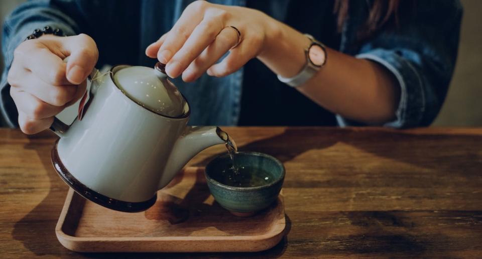 Hay alimentos como el té verde y los frutos rojos que nos pueden ayudar a acelerar nuestro metabolismo. (Créditos: Getty Images)