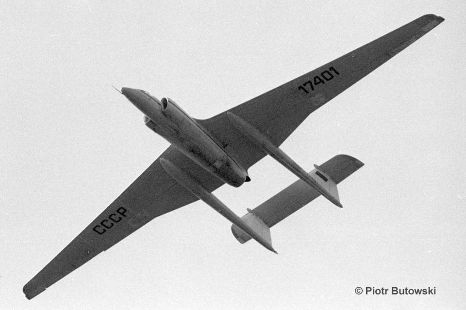 The balloon-killing M-17 photographed on August 18, 1989, during a semi-official airshow that took place at Zhukovsky on the occasion of Soviet Aviation Day. <em>Piotr Butowski</em><br>