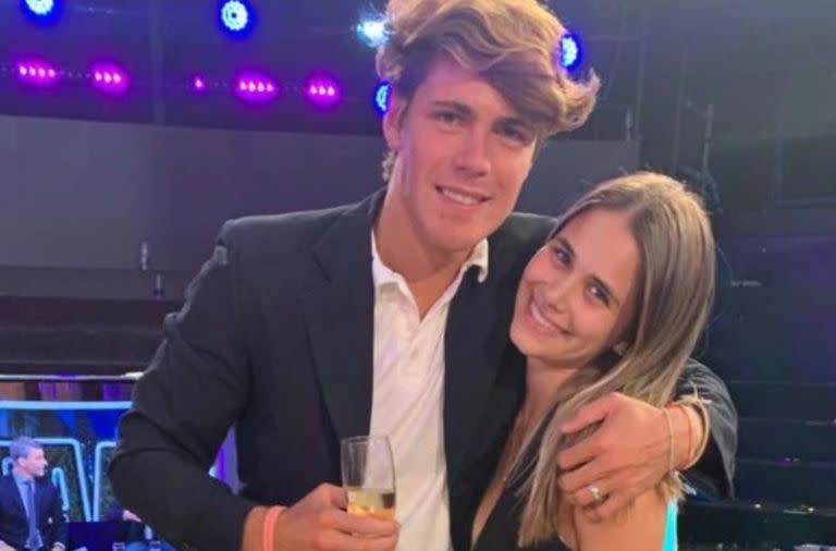 Marcos celebró su triunfo junto a ¿su novia? Julieta Illescas