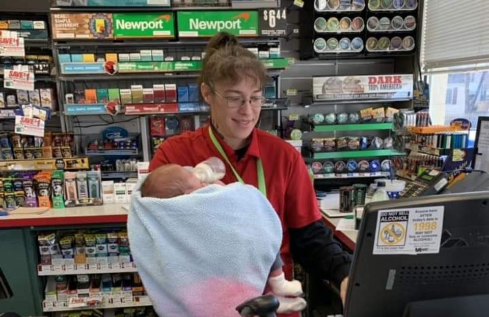 La imagen viral de la cajera de una gasolinera con un bebé en brazos que divide a Estados Unidos. (Foto: Facebook / Brad Johnson Williams).