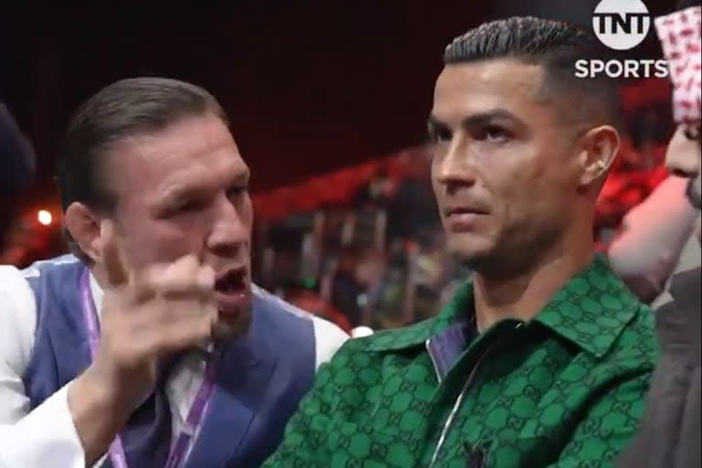 Conor McGregor habla de manera vehemente con un saudí; en el medio, la incomodidad de Cristiano Ronaldo