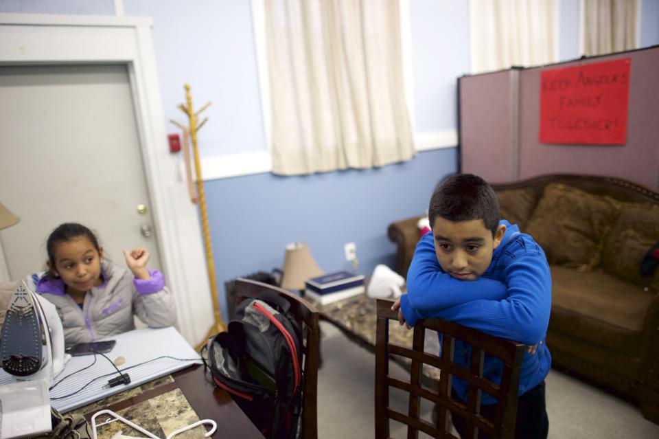 Arturo y Angela, hondureños, enfrentancon su madre Angela Navarro una orden de deportación. (Reuters)