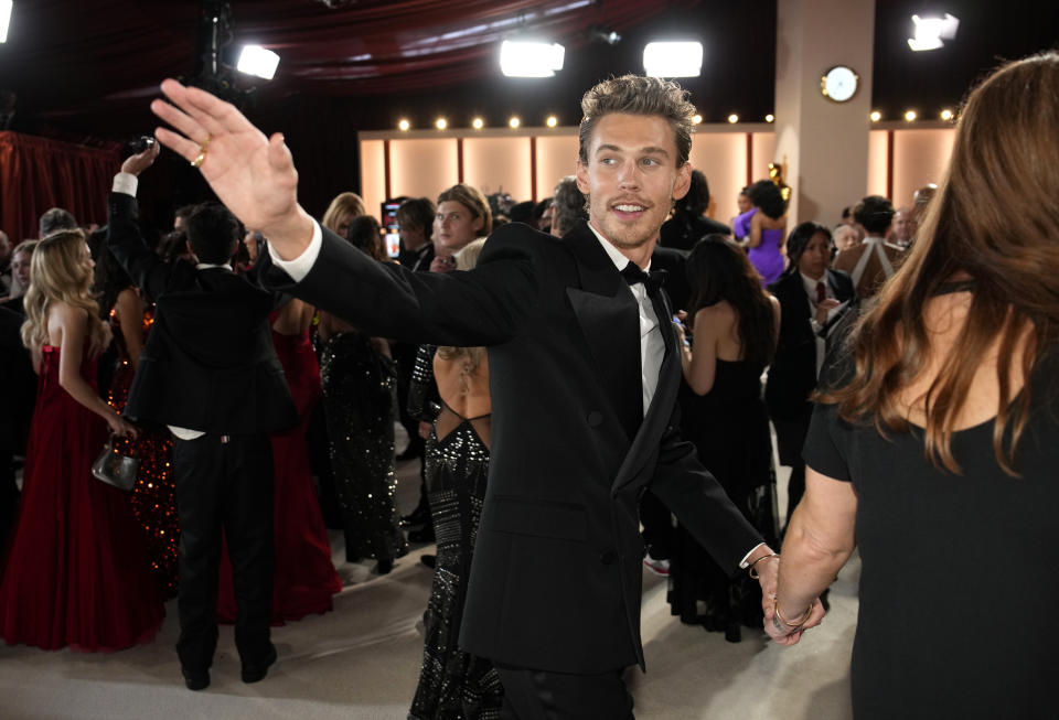 Austin Butler llega a los Oscar el domingo 12 de marzo de 2023 en el Teatro Dolby en Los Angeles. (Foto AP/John Locher)