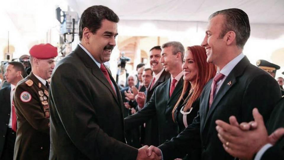 El gobernante Nicolás Maduro (centro), le da la mano al entonces recién nombrado vicepresidente de Venezuela, Tarek El Aissami (derecha), durante una reunión con ministros en el fuerte militar 4F en Caracas, Venezuela, el 4 de enero de 2017. EFE