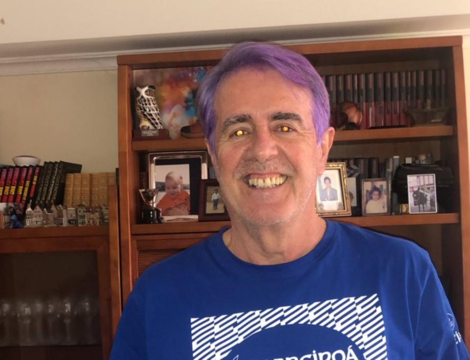 El periodista Siro López con su nuevo look con el pelo morado. (Foto: Twitter / @sirolopez).