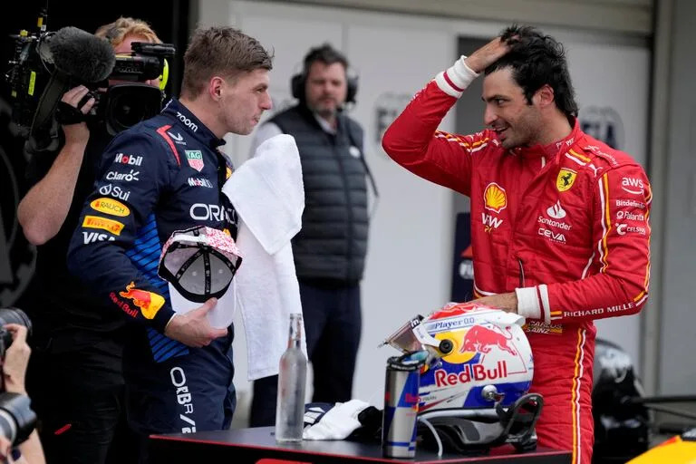 Verstappen y Carlos Sainz, ahora rivales con una relación amistosa; el español asomó como posible compañero de MadMax para 2025, después de serlo en Toro Rosso en 2015 y 2016, pero Red Bull prefirió priorizar la paz interna  y se decantó por la continuidad de Checo Pérez.