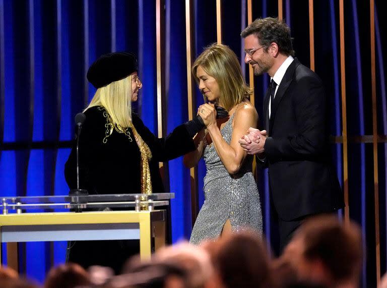 Jennifer Aniston y Bradley Cooper presentaron el premio a la trayectoria a Barbra Streisand