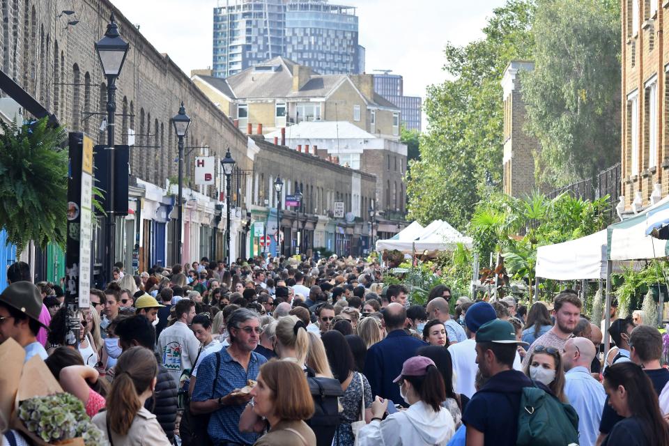 倫敦逢周日開放的Columbia Road Flower Market，每逢周日這段路便人山人海。