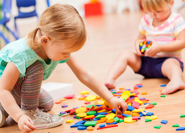 What to Know About Parallel Play for Kids