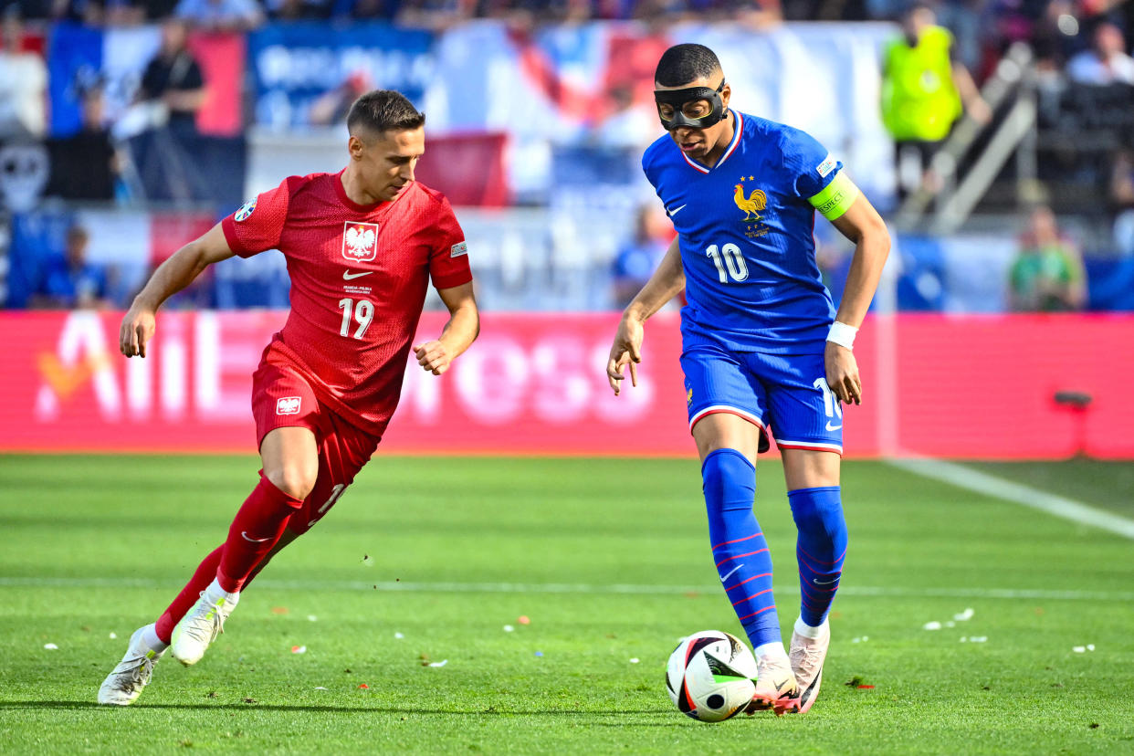 C’est bien masqué que Kylian Mbappé a débuté la rencontre contre la Pologne ce mardi 25 juin.