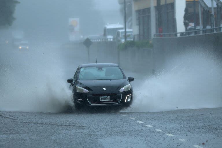 Diluvio en la ciudad de Buenos Aires. Colectora General Paz