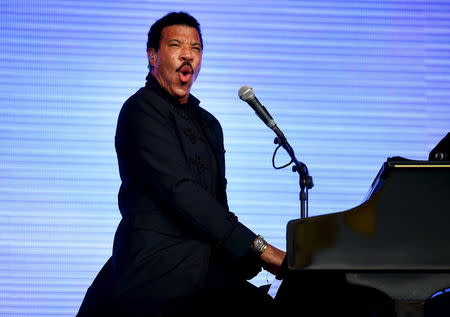 Lionel Richie performs on the Pyramid stage at Worthy Farm in Somerset during the Glastonbury Festival in Britain, June 28, 2015. REUTERS/Dylan Martinez