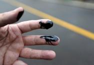 A worker shows his fingers smeared with petroleum at Ecopetrol's Castilla oil rig platform, in Castilla La Nueva, Colombia June 26, 2018. Picture taken June 26, 2018. REUTERS/Luisa Gonzalez