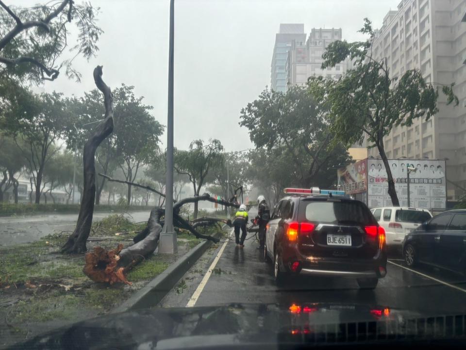 山陀兒肆虐高雄，路樹倒塌災情就有2577件，路樹倒塌導致車道阻塞、積水，警方到場交通疏導、管制。鼓山警分局提供