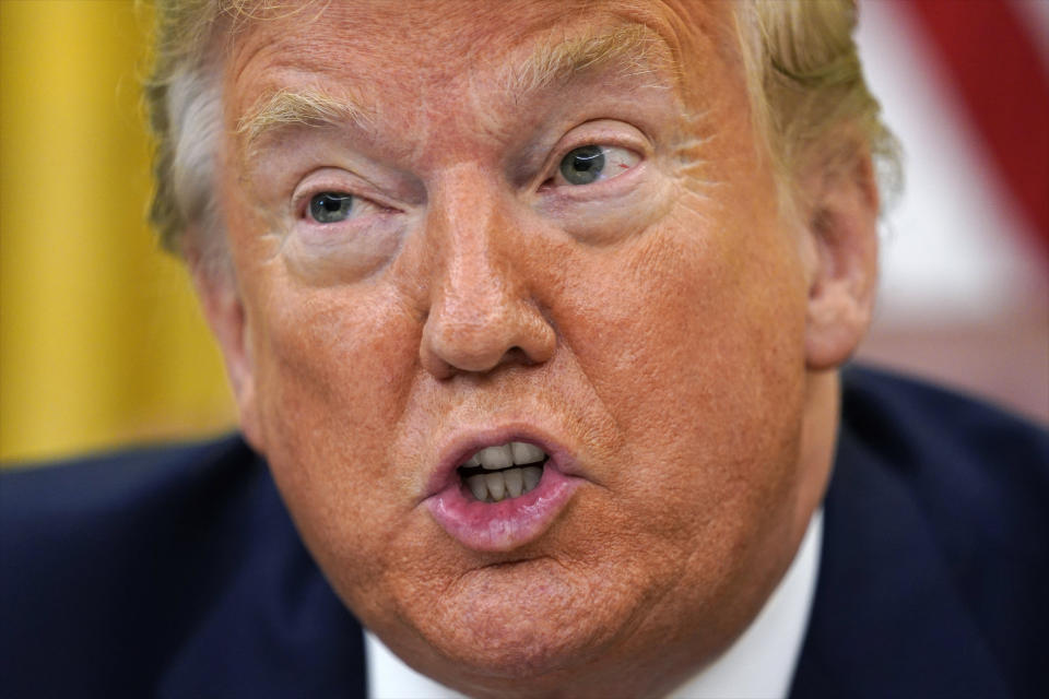 El presidente Donald Trump hace declaraciones el jueves 28 de mayo de 2020 antes de firmar un decreto ejecutivo para disminuir las protecciones a las empresas de redes sociales, en la Oficina Oval de la Casa Blanca, en Washington. (AP Foto/Evan Vucci)