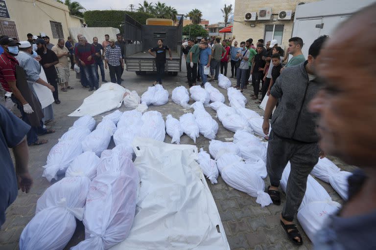 La morgue de Deir al-Balah, en la Franja de Gaza. (AP/Adel Hana)