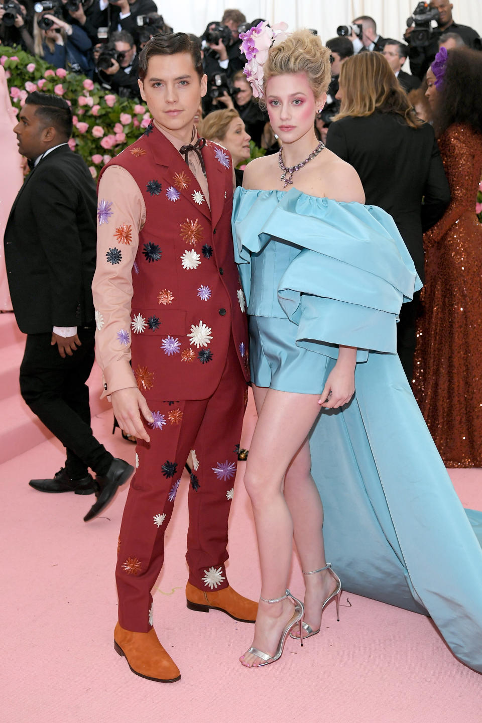 <p>Cole Sprouse y Lili Reinhart acapararon todos los flashes con sus looks. Mientras él lucía un diseño de Salvatore Ferragamo con chaleco y pantalones con margaritas, ella llevó un vestido inspirado en María Antonieta. (Foto: Nelson Barnard / Getty Images). </p>