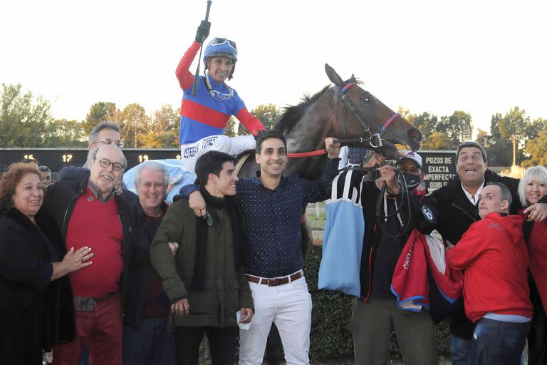 El festejo tras la victoria de Nievre, montado por Esteban Torres; en los extremos, de frente, el propietario Rodolfo Bor y el entrenador Edgardo Martucci (der.)