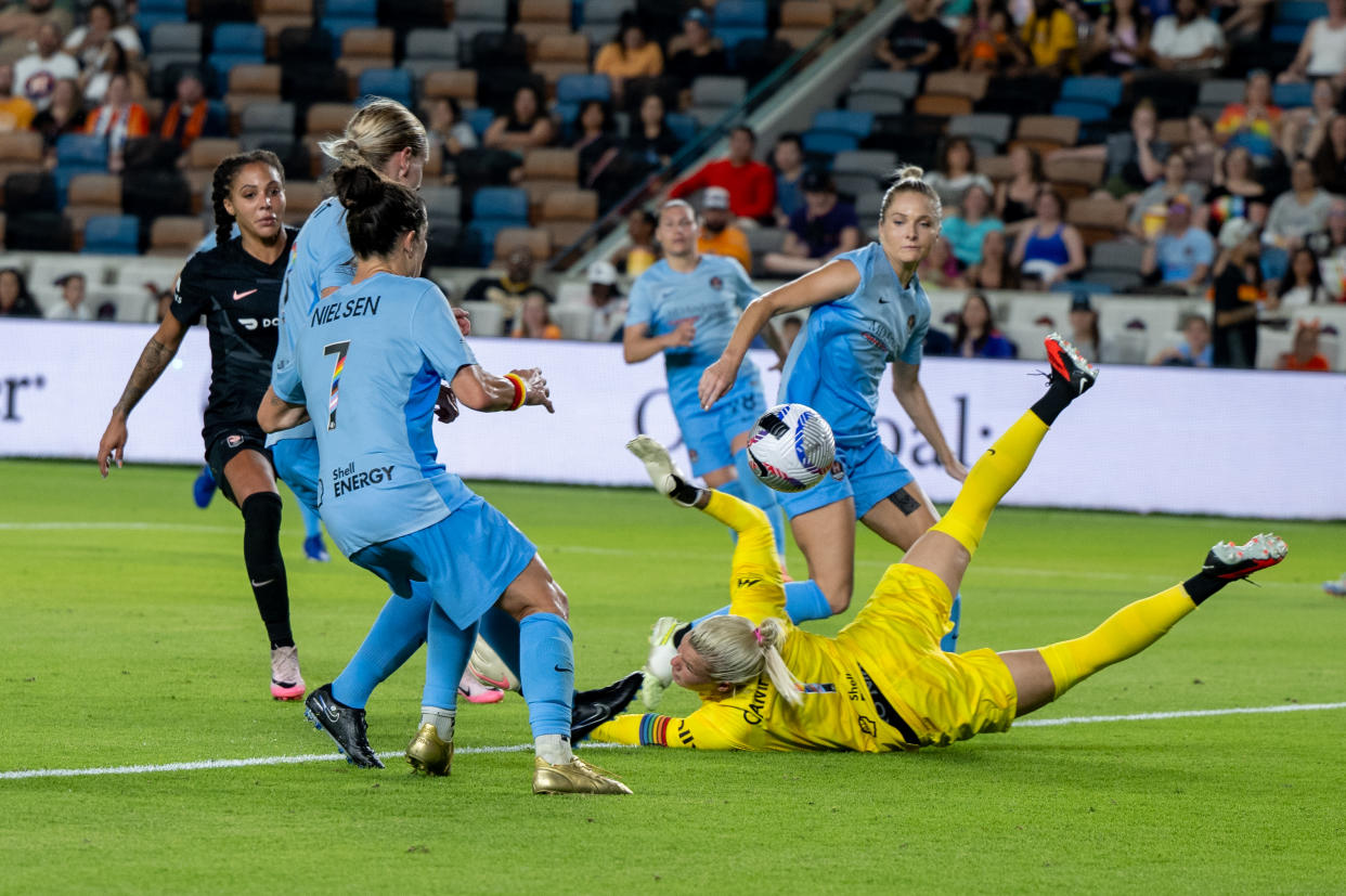 HOUSTON, TEXAS - JUNE 15: Goalie Jane Campbell #1 of Houston Dash dives for the ball in the first half during the NWSL game between Angel City FC and Houston Dash at Shell Energy Stadium on June 15, 2024 in Houston, Texas. (Photo by Marcus Ingram/Getty Images)