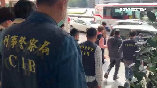 警方逮捕竊電父子3人。