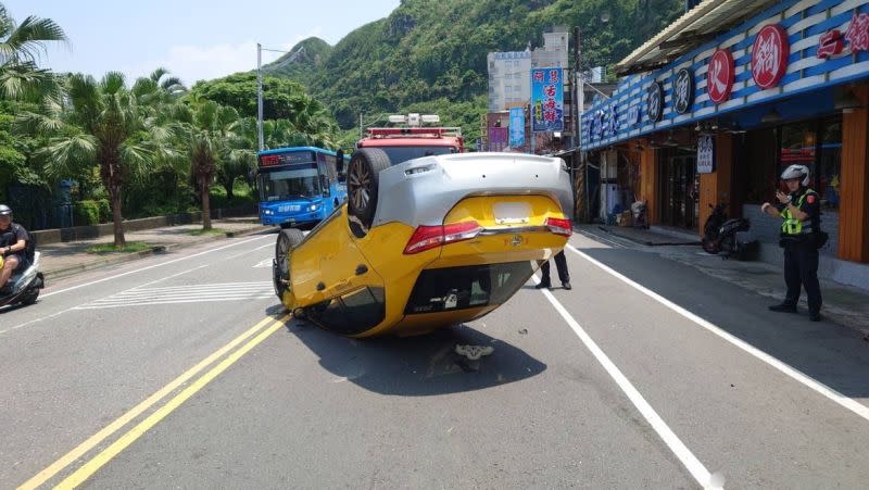 ▲劉姓計程車司機疑因開車恍神，追撞違停車後翻覆路中。（圖／翻攝照片）