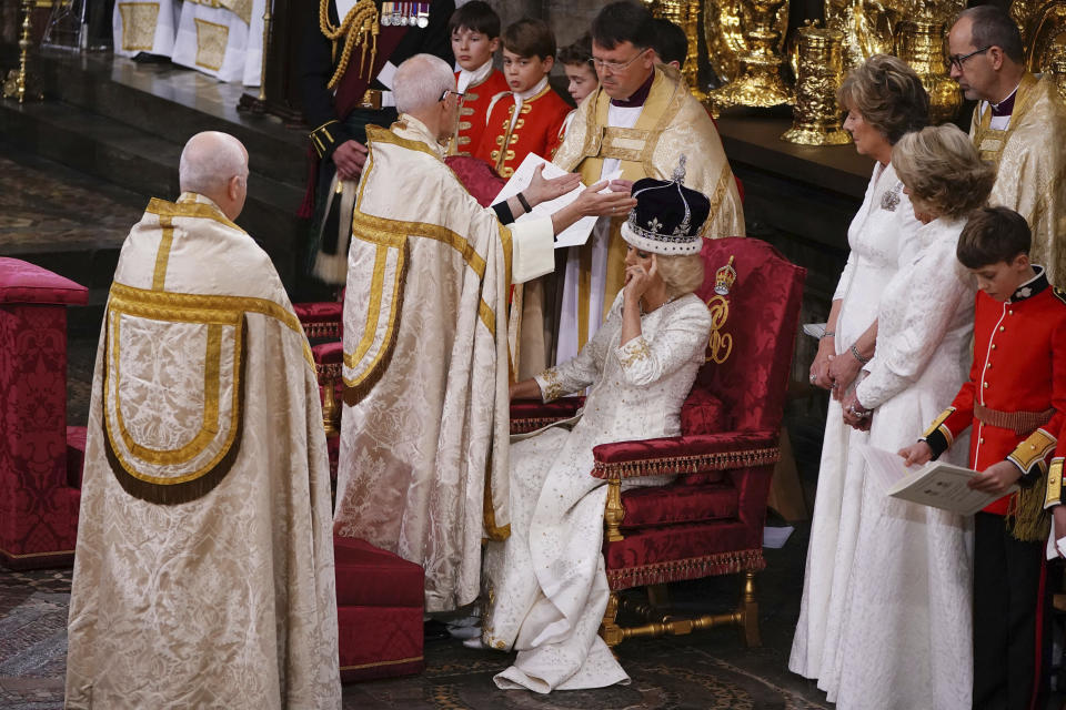 La reina Camila es coronada por el arzobispo de Canterbury en la Abadía de Westminster, en Londres, el sábado 6 de mayo de 2023. (Yui Mok, Pool via AP)