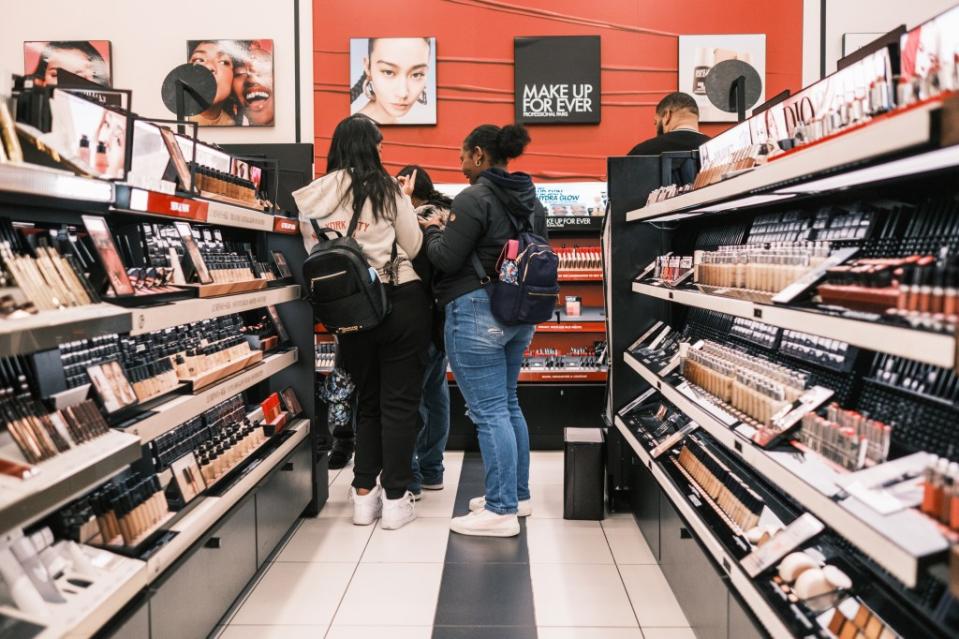 Elementary schoolers and preteens have become enraptured by the viral “Sephora Kids” trend over the past few months. Stephen Yang