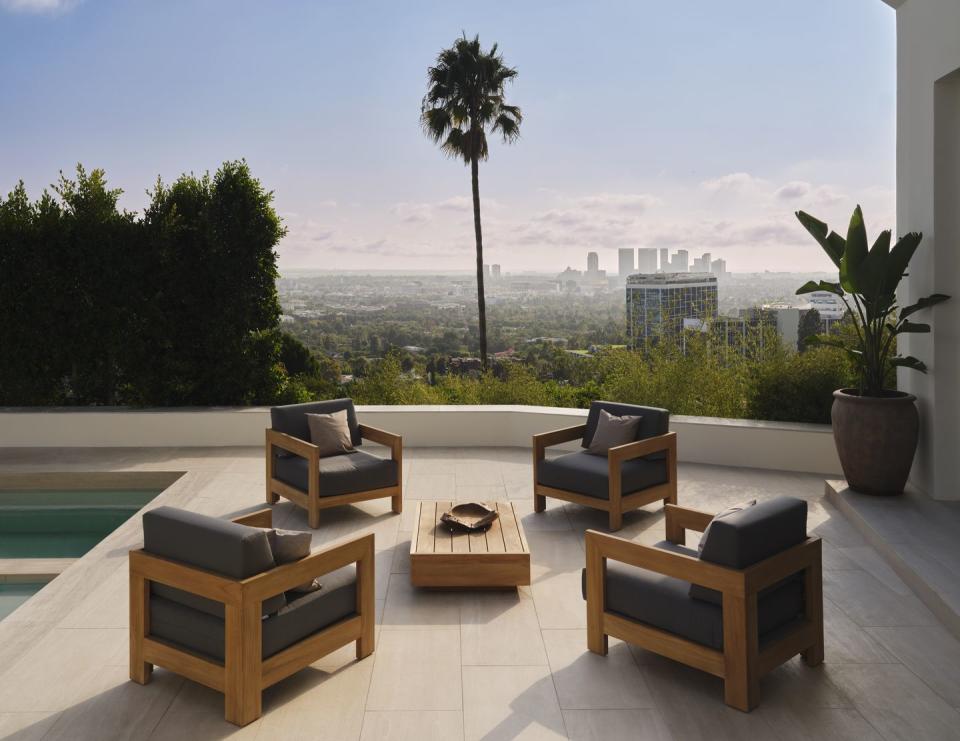 osklo hollywood home outdoor seating area