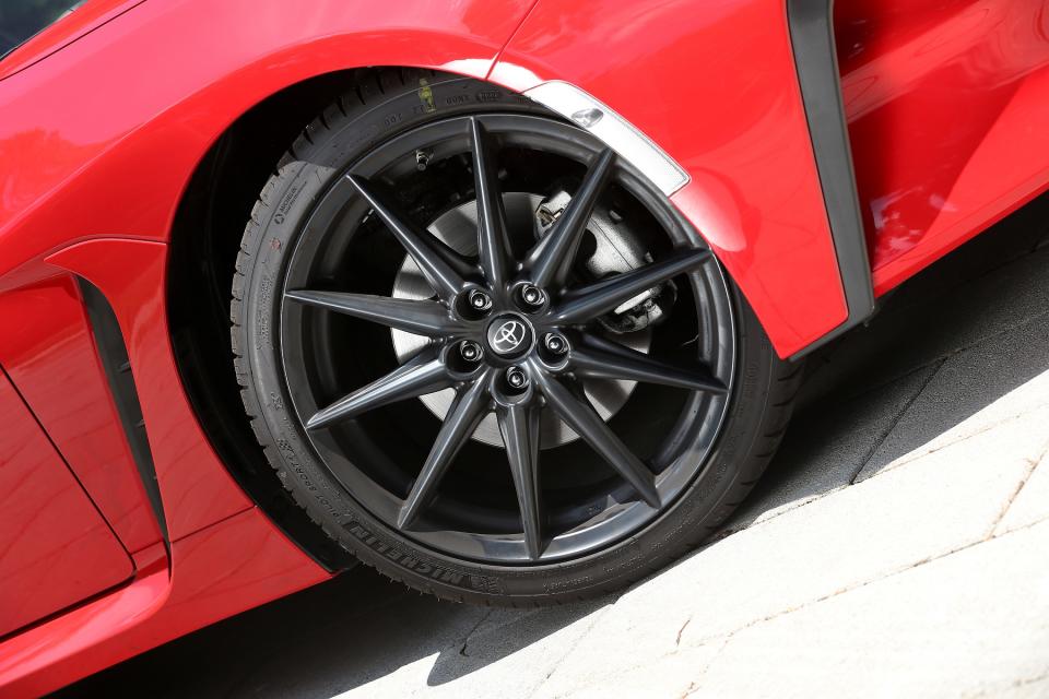 跑格十足的18吋10爪黯黑鋁圈搭配的是米其林PS4性能跑胎。