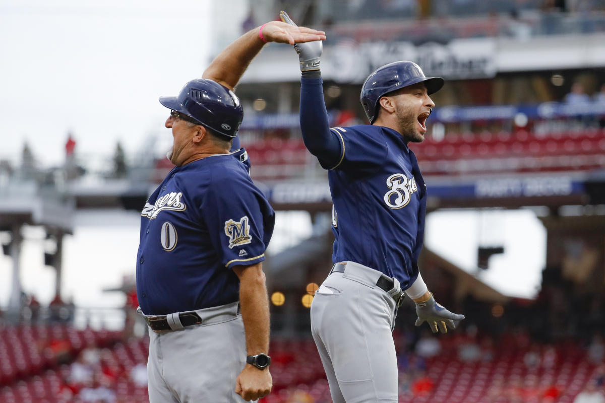 Milwaukee Brewers re-sign Mike Moustakas to a one-year deal