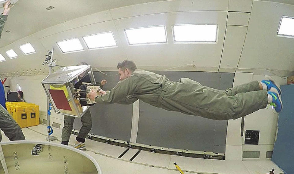 Scientists used a robotic gripper inspired by geckos to move cubes, cylinders and beach balls on the Weightless Wonder, NASA's aircraft that dives to create moments of zero gravity. <cite>Jiang et al.2</cite>