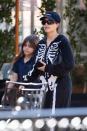 <p>Y luego de sus sorpresivas nupcias del fin de semana <strong>Kourtney Kardashian</strong> ha regresado a la normalidad y a sus deberes de madre, y aquí la vemos en California con su hija <strong>Penélope Disick</strong>.</p>