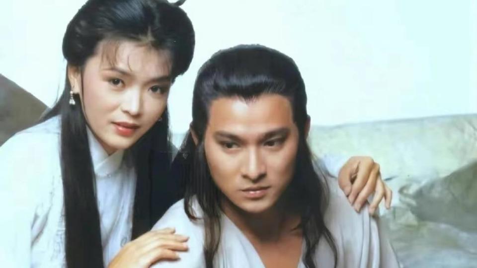 劉德華、陳玉蓮出演1983年版本時的合影照。（圖／翻攝自明星八卦播報微博）