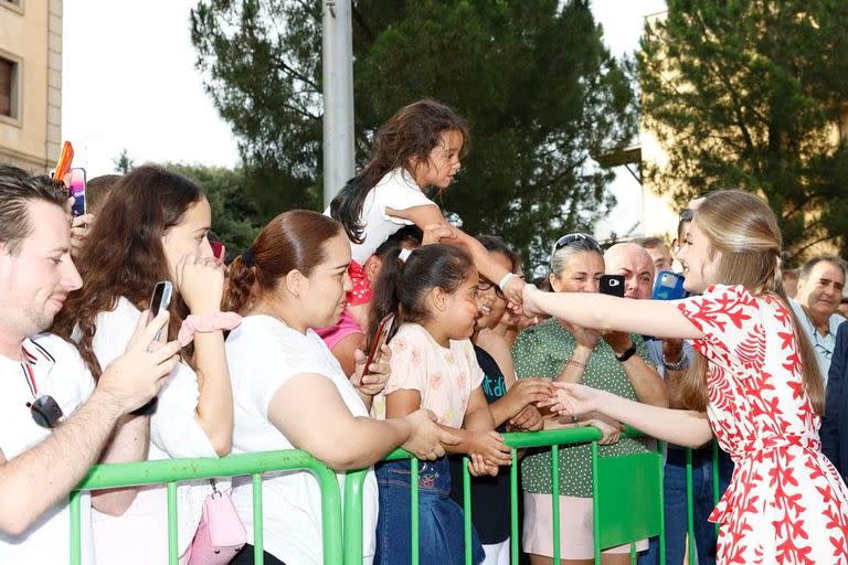 La monarca saluda a los asistentes a un acto en la Fundación Princesa de Girona