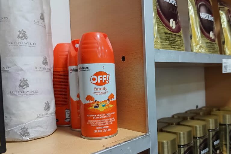 Recorrida por venta de off importado. En un supermercado LyC en Av. Monroe al 3200 le quedan 3 y lo venden a $11000. No son los importados en varios lados todavía no entraron