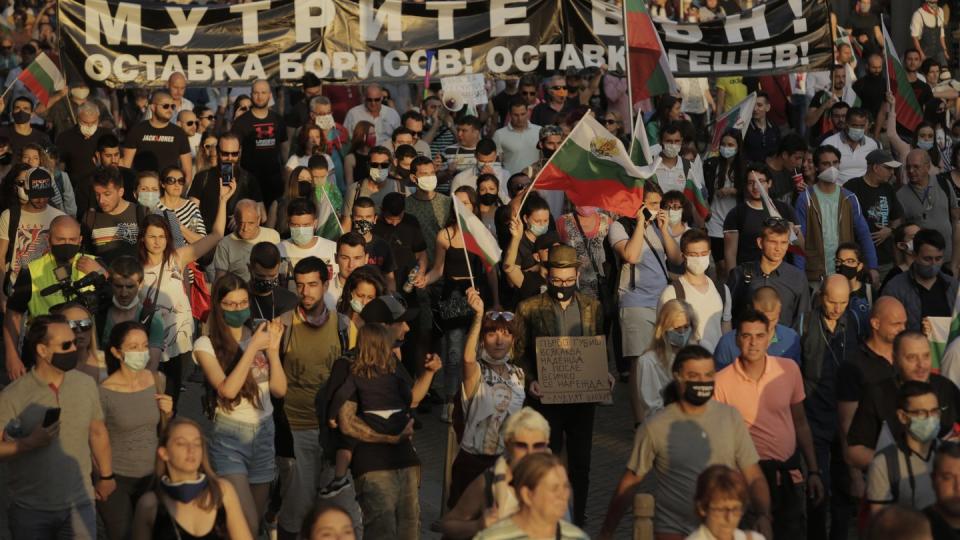 Demonstranten protestieren am 15. Juli gegen die Regierung.