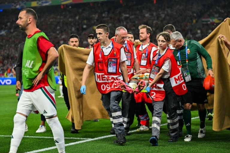 Le Hongrois Barnabas Varga, sur une civière, évacué après une lourde chute lors d'une action confuse dans la surface de réparation pendant le match de l'Euro -Ecosse-Hongrie le 23 juin 2024 à Stuttgart (Miguel MEDINA)