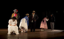 En esta imagen del 30 de abril de 2019, miembros de la compañía de teatro "Kory Warmis" o Mujeres de oro actúan en el Teatro Municipal de La Paz, Bolivia. (AP Foto/Juan Karita)